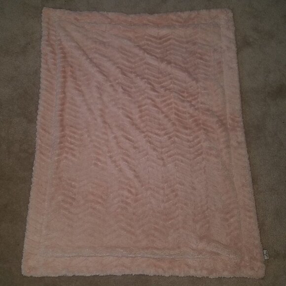 Thro by Marlo Lorenz Solid Pink Chevron Print Embossed Baby Blanket SUPER SOFT - Picture 3 of 5